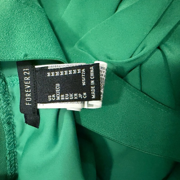 women green skirt. - Picture 2 of 2